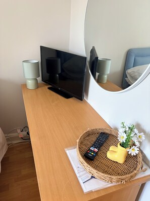 1 dormitori, escriptori i planxa i posts de planxar 