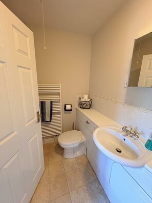 Dutxa, assecador de cabells, tovalloles i sabó 