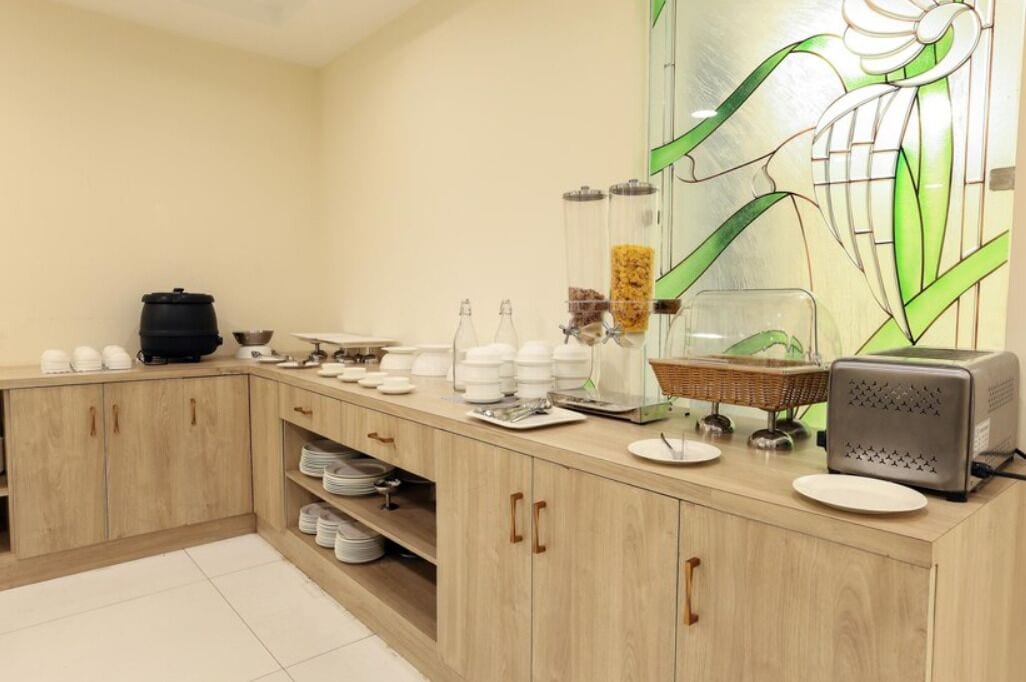 Desayuno buffet diario (INR 300 por persona)