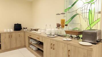 Desayuno buffet diario (INR 300 por persona)