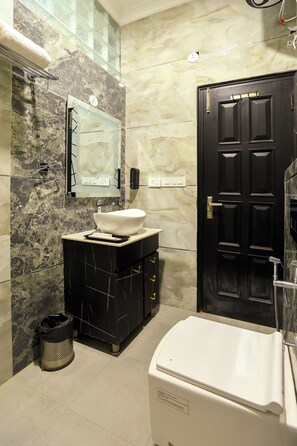 Deluxe Double Room | Bathroom | Free toiletries, soap, shampoo, toilet paper - OPO Horizon The Venue (New Delhi)