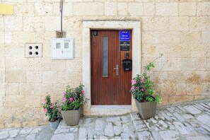 Exterior detail - Cozy 1-bedroom apartment in quaint Korčula with AC (Korčula)