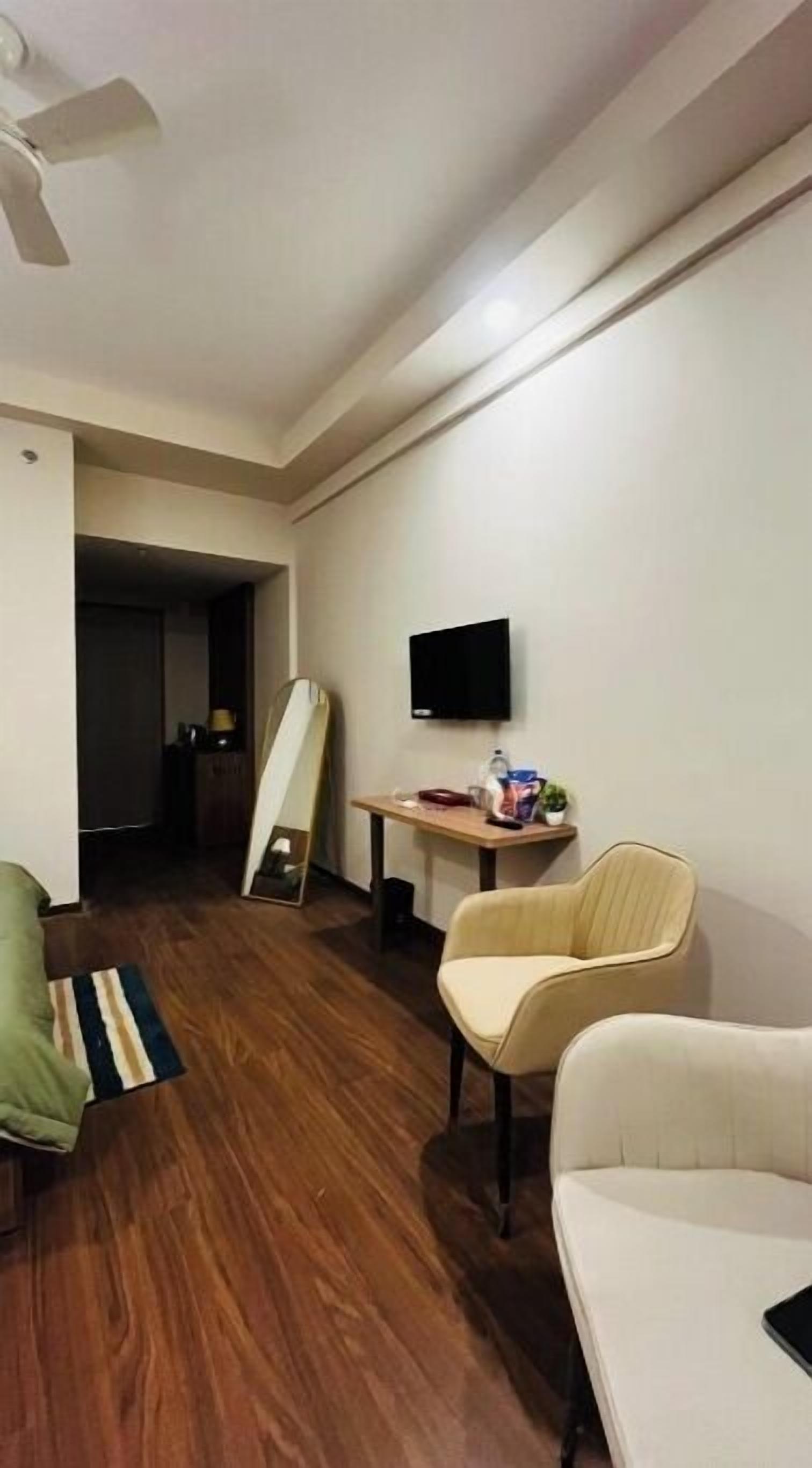 Classic Room, Balcony | Living area