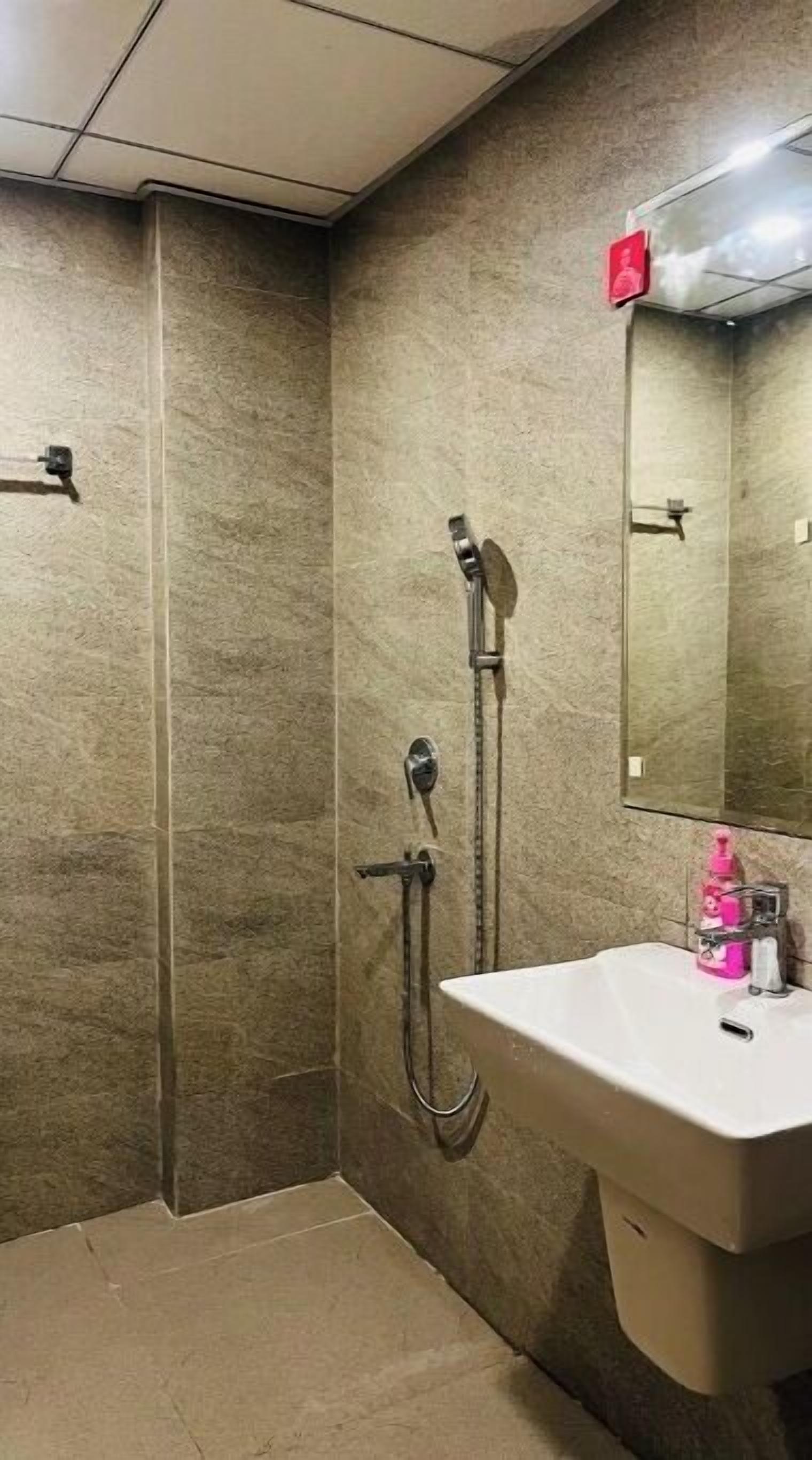 Classic Room, Balcony | Bathroom | Free toiletries, bathrobes, slippers, towels