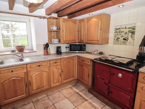 Cookware/dishes/utensils - Farm Cottage (Haverfordwest)