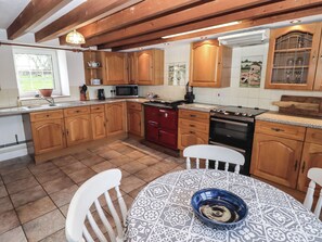 Cookware/dishes/utensils - Farm Cottage (Haverfordwest)