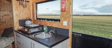 Batterie de cuisine, vaisselle et ustensiles