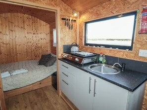 1 bedroom, individually decorated, individually furnished, free WiFi - Rhosgranog Shepherds Hut (Haverfordwest)