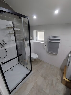 Dusche, kostenlose Toilettenartikel, Handtücher