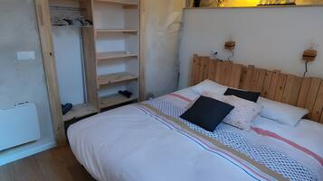 Een strijkplank/strijkijzer, wifi, beddengoed