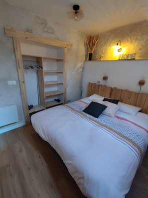 Iron/ironing board, WiFi, bed sheets