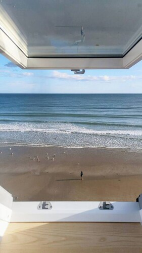 Dream Beach Loft - Epic Views & Window-Balconies