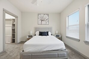 Desk, iron/ironing board, travel cot, free WiFi - Chisholm Trace 1236 I Spacious 1 Bed 1 Bath (Cleburne)