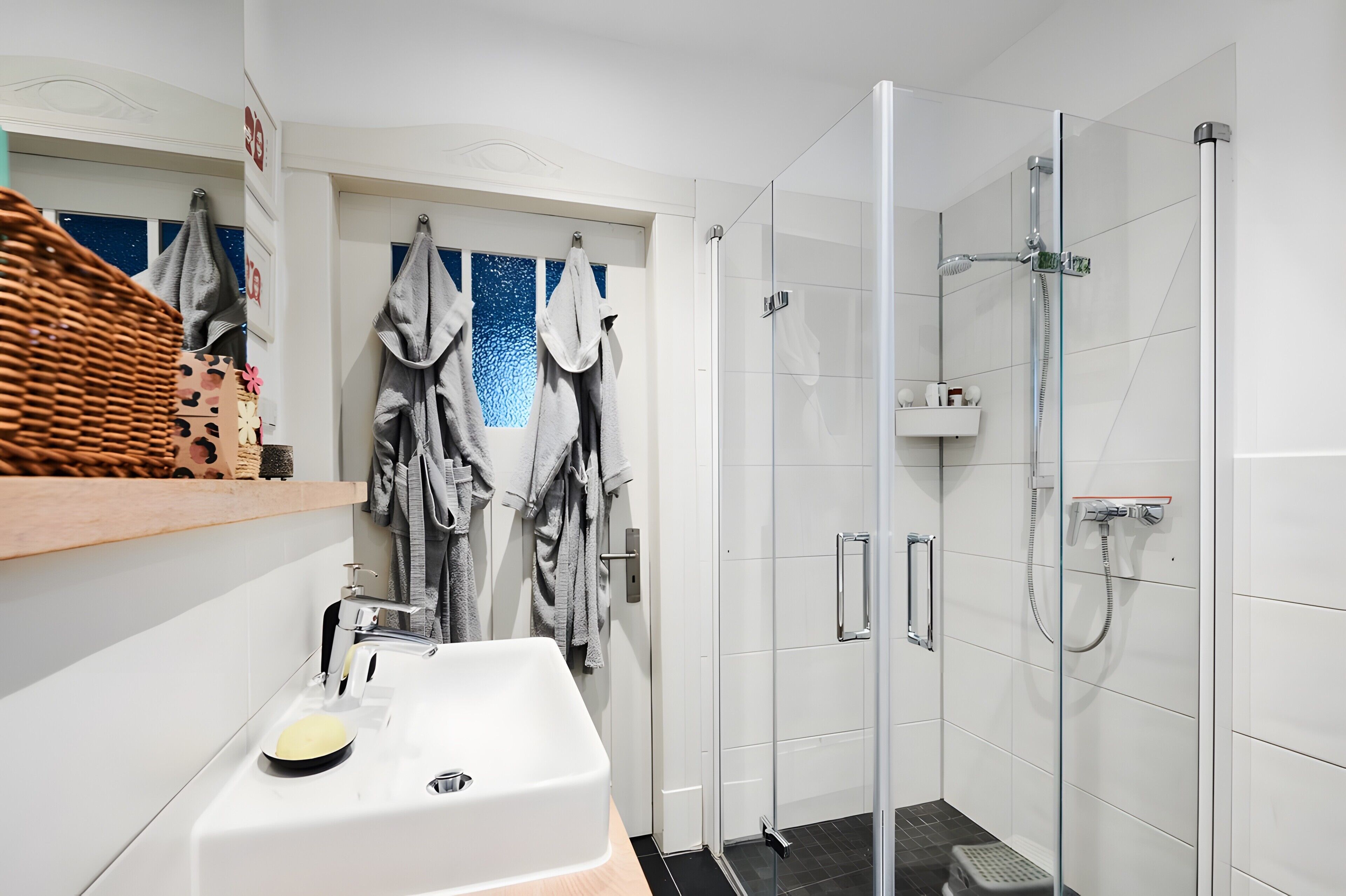 Dusche, Haartrockner, Handtücher