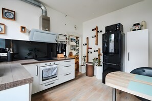 Kühlschrank, Mikrowelle, Ofen, Herdplatte