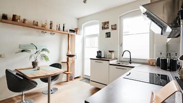 Een koelkast, een magnetron, een oven, een kookplaat