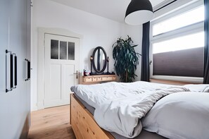 Tabla de planchar con plancha, wifi y ropa de cama 
