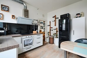 Frigorífico, microondas, horno y placa de cocina