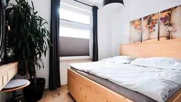 Tabla de planchar con plancha, wifi, ropa de cama