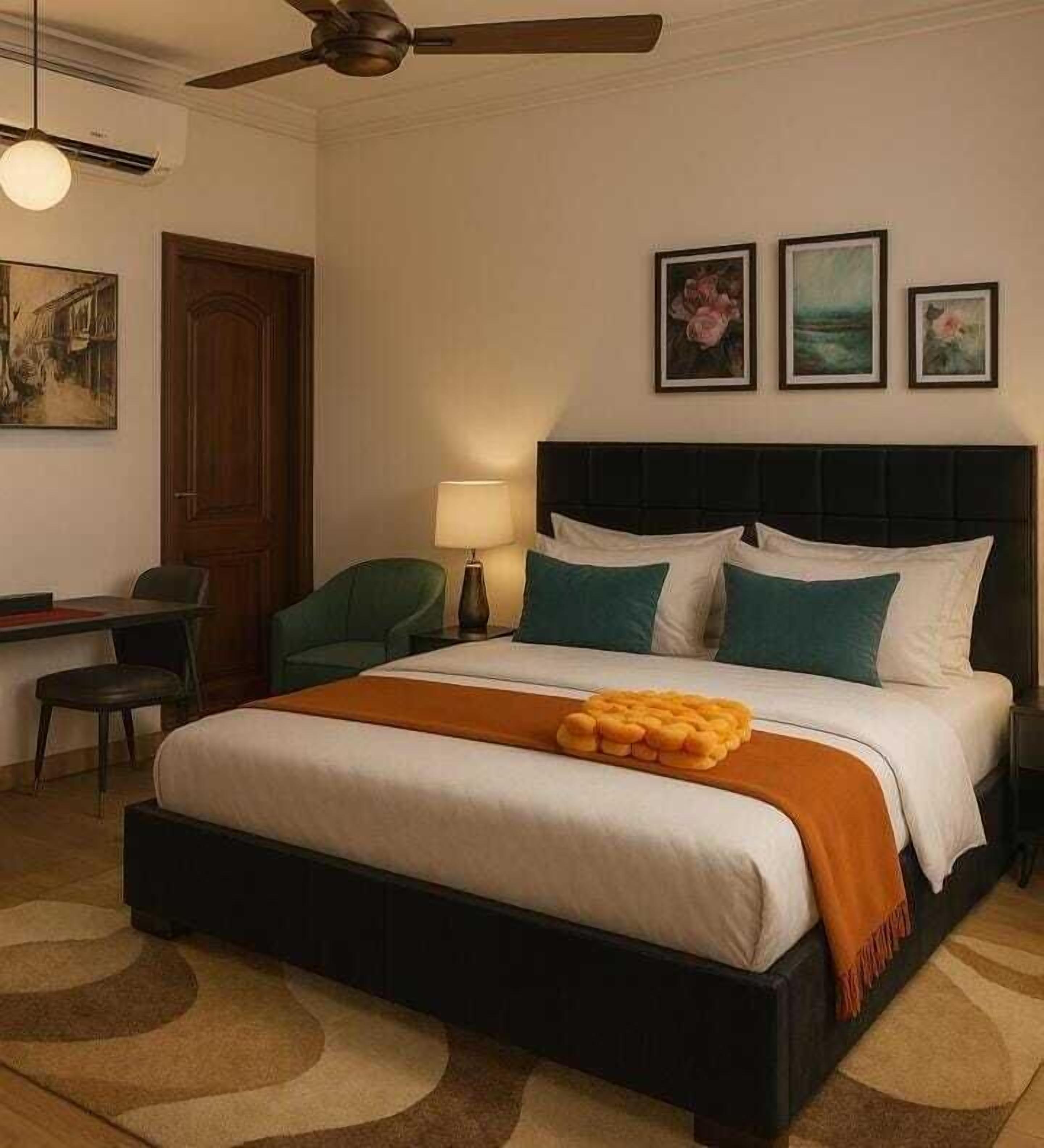 Chambre Deluxe, vue sur la ville | Salle de bain | Douche, séchoir à cheveux, pantoufles, serviettes fournies