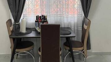 Deluxe Apartment, City View | In-room dining