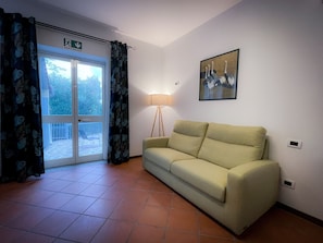 Deluxe Townhome, Park View (Camera 2 (Aironi)) | Living area | TV - Valle dei Casali (Rome)