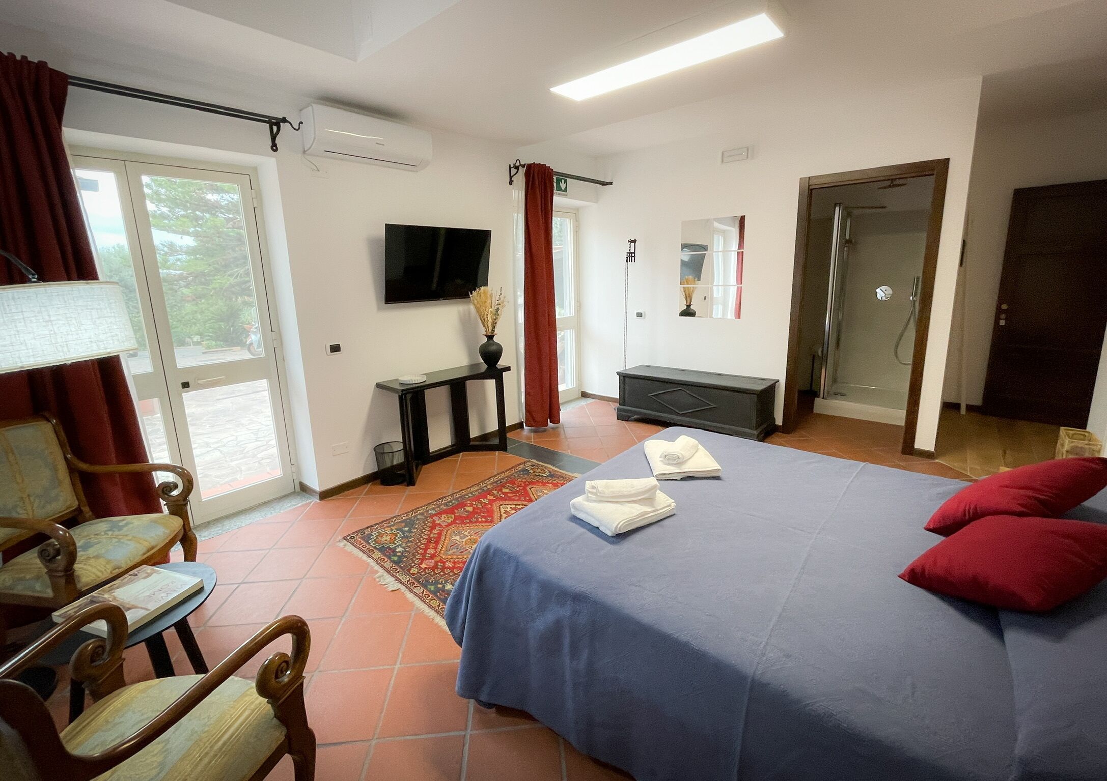 Family Quadruple Room | Desk, blackout drapes, free WiFi