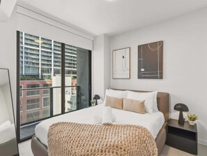 1 bedroom, iron/ironing board, WiFi, bed sheets - FIFA Fan Fest Walk | Sleek 1BR+Den | Pool/ Cinema (Miami)