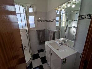 Shower, towels - Madeira, 2 Bedroom house with sea view and Penha de Águia, Porto da Cruz, Madeira Island (Porto da Cruz)