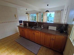 Wasserkocher mit Kaffee-/Teezubehör, Kühlschrank, Mikrowelle, Ofen