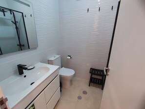 Shower, hair dryer, towels - Algarve, cozy T1+1 in the centre of Quarteira (Quarteira)
