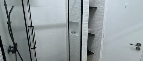 Douche, séchoir à cheveux, serviettes fournies