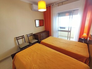 Iron/ironing board, free WiFi, bed sheets - Algarve, cozy T1+1 in the centre of Quarteira (Quarteira)