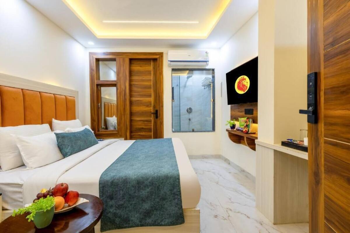 Deluxe Room, City View | In-room safe, desk, laptop workspace, blackout drapes