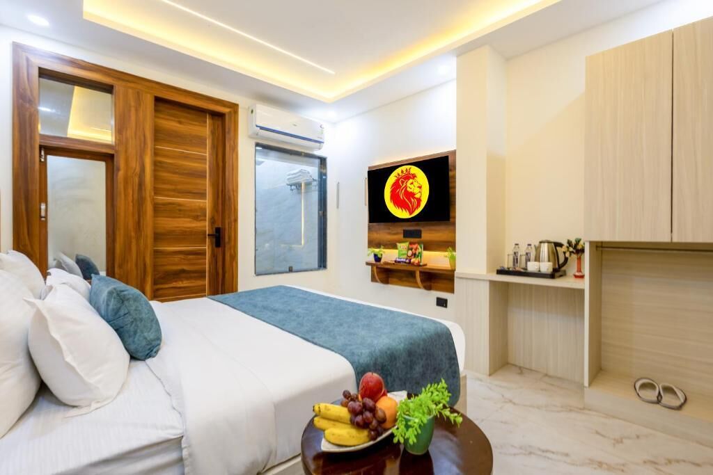 Deluxe Double or Twin Room, City View | In-room safe, desk, laptop workspace, blackout drapes