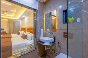 Shower, hair dryer, slippers, towels - Hotel Urban Lion Near Delhi Airport (New Delhi)