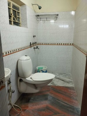 エコノミー シングル ルーム シティビュー | バスルーム | シャワー、タオル、石鹸、シャンプー