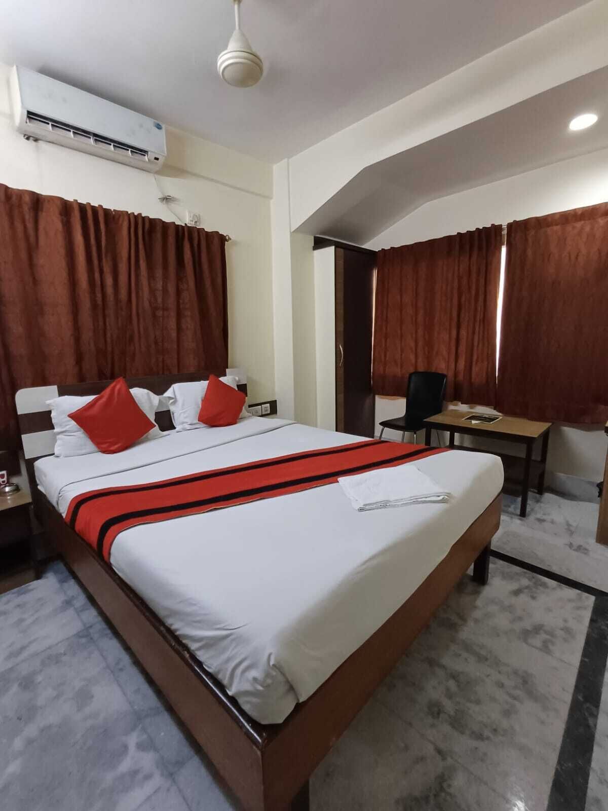 Standard-huone, kaupunkinäköala | Ilmainen Wi-Fi, vuodevaatteet