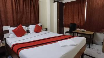 Standard-huone, kaupunkinäköala | Ilmainen Wi-Fi, vuodevaatteet