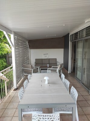 Outdoor dining - Apartment Kilti 2 -Amelie- 5 minutes drive from the beach (Les Trois-Îlets)