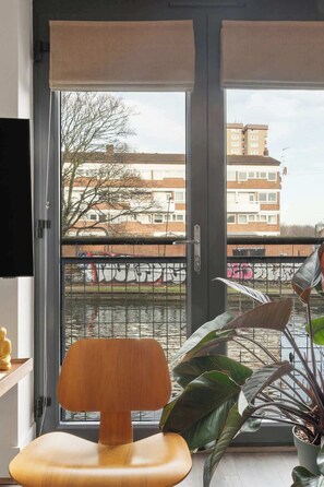 Apartment - Canal-view London Flat Near Victoria Park (London)