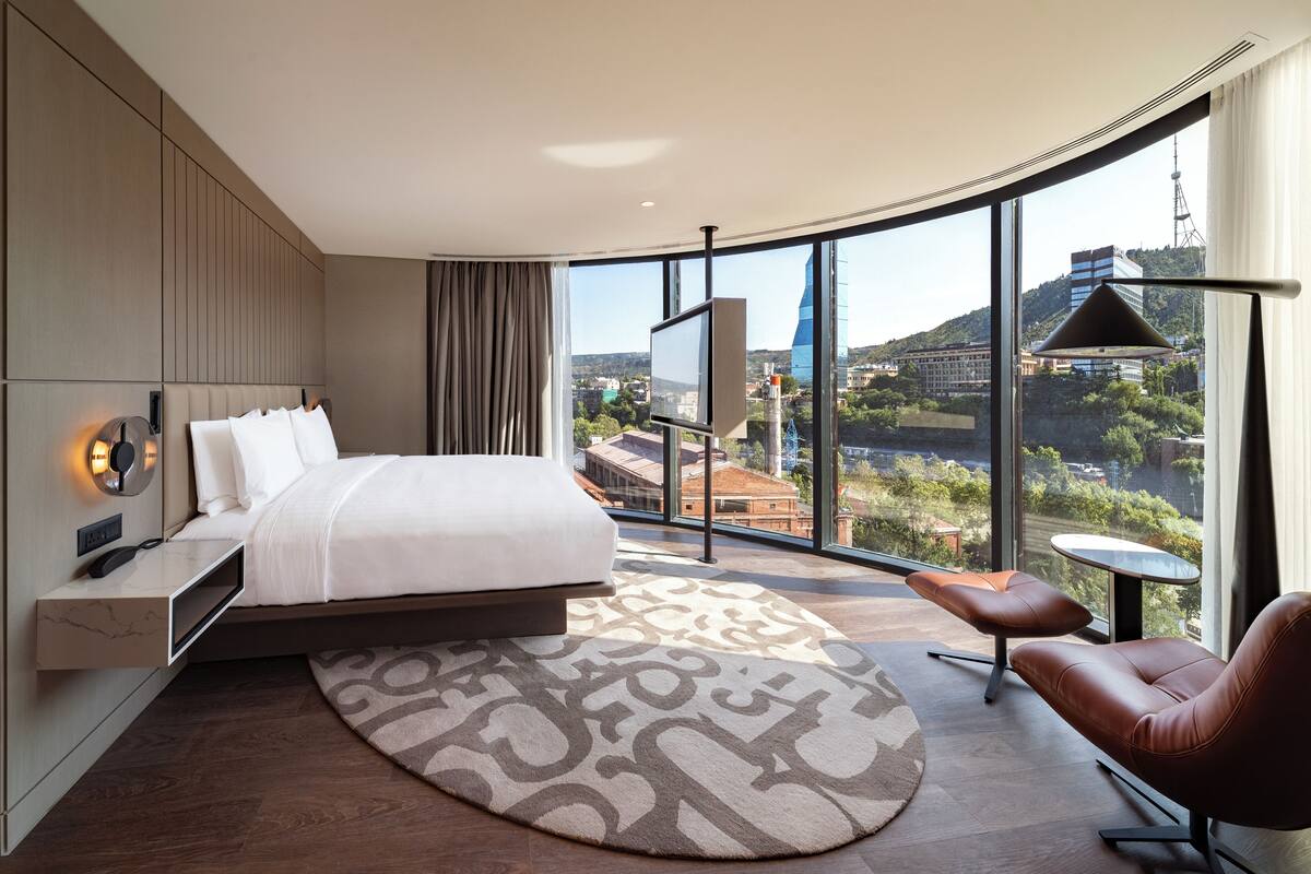 Superior King Room | Literie de qualité, lit avec matelas à plateau-coussin, minibar