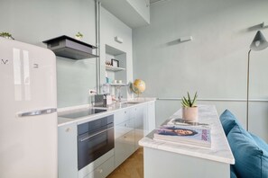 Eine moderne Küche mit Einbauofen, Spüle und einer Kugel auf der Arbeitsfläche.
