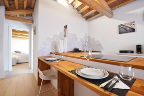 Dining - Address: Calle de le Ancore, 1044 - Castello BiennaleGoogle maps ' position: https://maps.app.goo.gl/ZF2iGXAu1hQr4UdG7The apartment is located on the third floor, consisting of a bedroom, bathroom with tub, living room with sofa bed for 2 people, kitchen (Venezia)