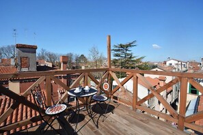 Outdoor dining - Address: Calle de le Ancore, 1044 - Castello BiennaleGoogle maps ' position: https://maps.app.goo.gl/ZF2iGXAu1hQr4UdG7The apartment is located on the third floor, consisting of a bedroom, bathroom with tub, living room with sofa bed for 2 people, kitchen (Venezia)
