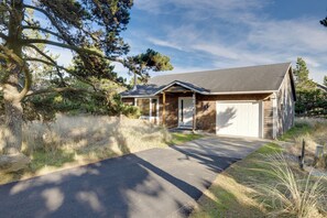 Exterior - Sandys 808 – Steps to beach, perfect retreat! (Pacific City)