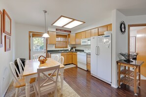 Fridge, microwave, oven, stovetop - Sandys 808 – Steps to beach, perfect retreat! (Pacific City)