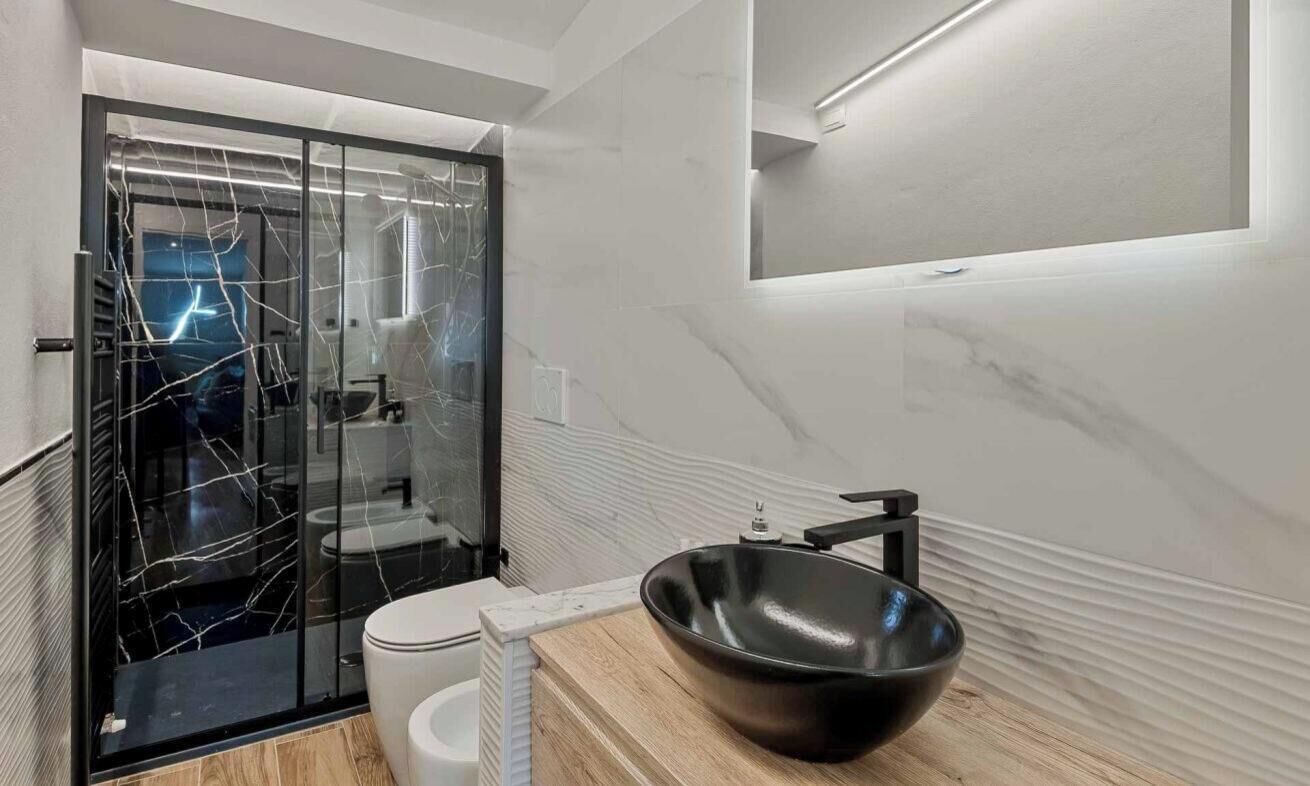 Regadera, bidet, toallas, papel de baño 