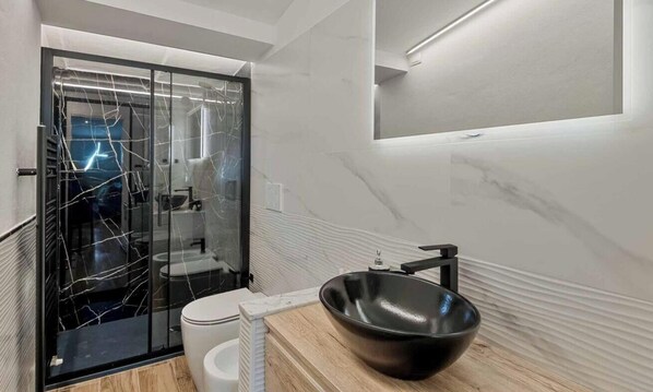 Dusche, Bidet, Handtücher, Toilettenpapier