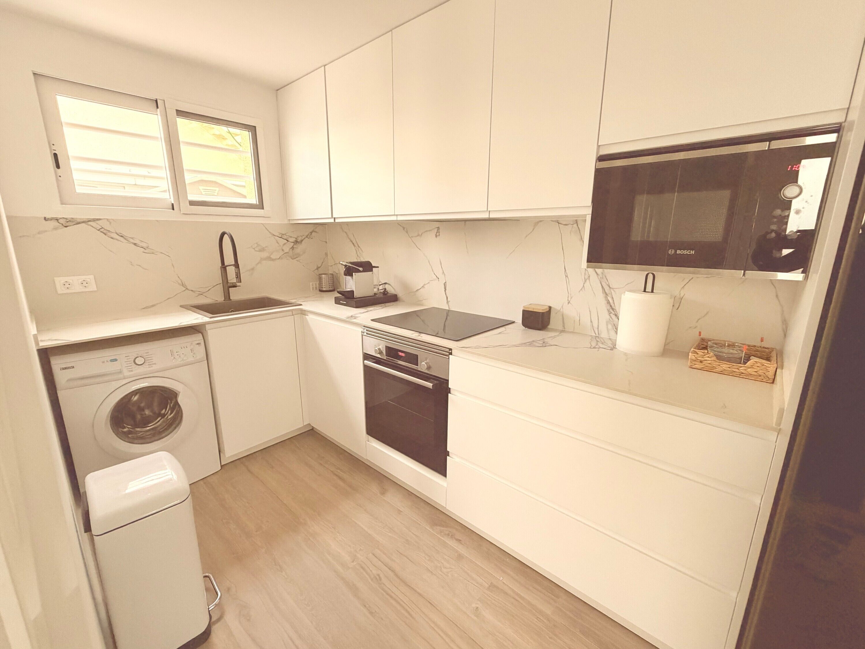 Een koelkast, een magnetron, een oven, een kookplaat